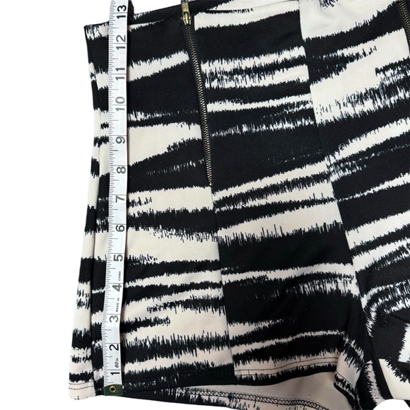 Black-and-white mini short size small. High waist. - Picture 5 of 5